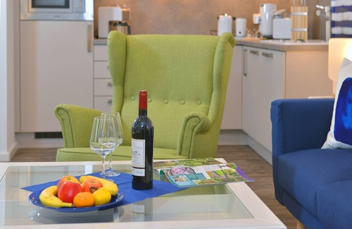 Ralswiek Apartamento | The Blaues Haus 1 vacation apartment in Ralswiek offers an ideal retreat for