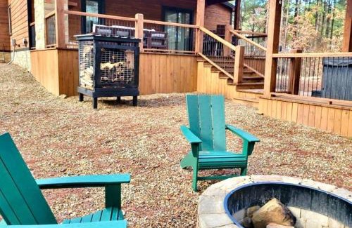 Pickens Casa | The Blaylock Cabin, 2 King, Hot Tub, Pet Friendly!