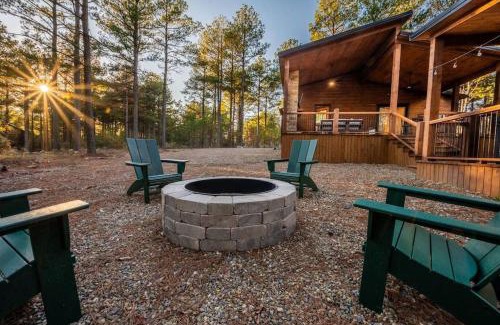 Pickens Casa | The Blaylock Cabin, 2 King, Hot Tub, Pet Friendly!