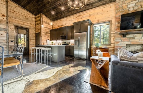 Pickens Cabina | The Blaylock Cabin, 2 King, Hot Tub, Pet Friendly!