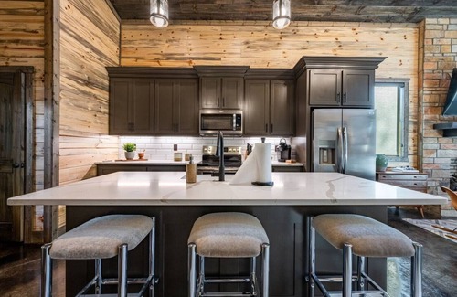 Pickens Cabina | The Blaylock Cabin, 2 King, Hot Tub, Pet Friendly!