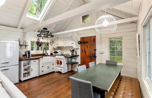 Harbor Springs Cabina | The Blissful Cabin - A cozy one-bedroom cabin with a fireplace.