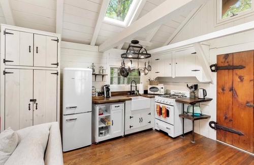 Harbor Springs Cabina | The Blissful Cabin - A cozy one-bedroom cabin with a fireplace.