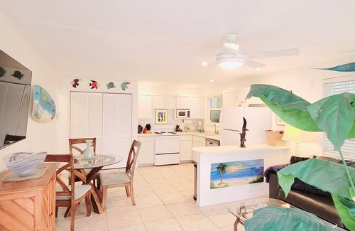Ormond Beach Cabaña | The Blue Dolphin Beach Cottage - Bring your bathing suit and your pup!