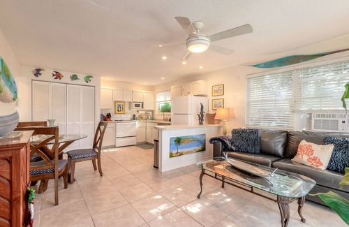 Ormond Beach Cabaña | The Blue Dolphin Beach Cottage - Bring your bathing suit and your pup!