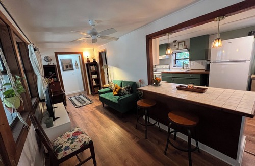 Cross Creek Cabaña | The Blue Heron Hideaway- 2-bedroom cottage in lovely Cross Creek, FL,