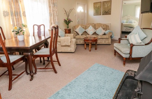 Ebford Casa | THE BLUE HOUSE AT MAGNOLIA LAKE, character holiday cottage in Dawlish