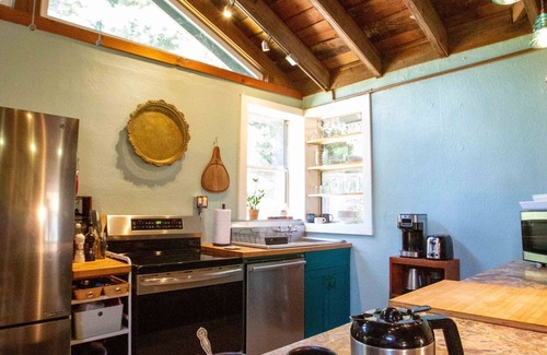 Hacienda Casa | The Blue House. Walkable to Russian River, Family Friendly, AC, Wifi.