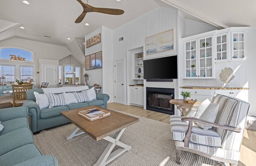 Waves Casa | The Blue Moon - Ocean Front - Pool - Hot Tub - Theater - Elevator- Dog Friendly!