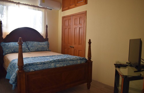 Gambier Apartamento | The Blue Oasis 242 - A beautiful, private, clean escape!