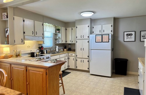 Tigerville Casa | The Blue Ridge Bungalow - 15 min from Greer
