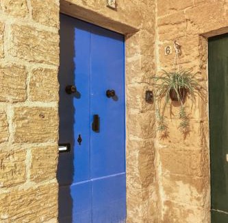 Ħal Bisbut Apartamento | The Blue Village Suites by 360 Estates