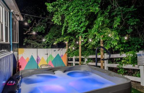 Davis Casa | The Bluebird Cottage Style Cabin with Hot Tub near Turner Falls and Casinos