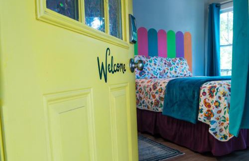 Davis Casa | The Bluebird Cottage Style Cabin with Hot Tub near Turner Falls and Casinos
