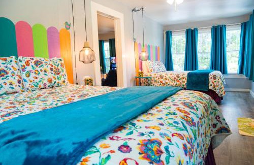 Davis Casa | The Bluebird Cottage Style Cabin with Hot Tub near Turner Falls and Casinos