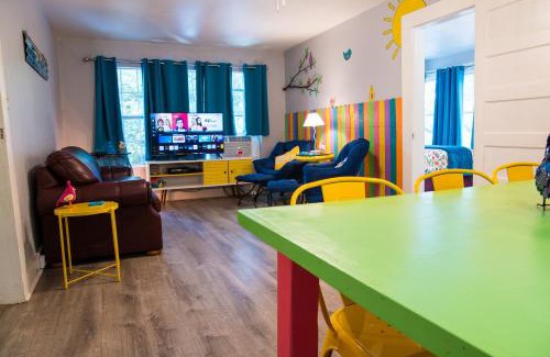 Davis Casa | The Bluebird Cottage Style Cabin with Hot Tub near Turner Falls and Casinos