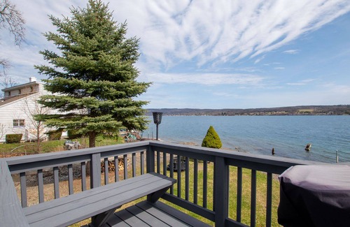 Valois Casa | The Bluffs Bayou: "Keuka Lake - Easy Living!"