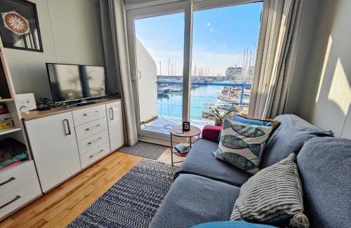 Seafront Apartamento | The Boat View - Sea View - Tiny home Brighton Marina