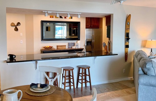 North Shore Condominio | The "Boathouse" at beautiful Smith Mountain Lake