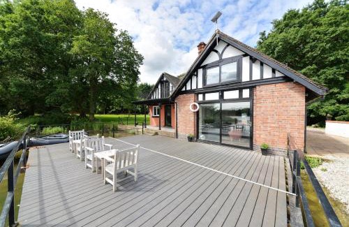 Lichfield Casa | The Boathouse