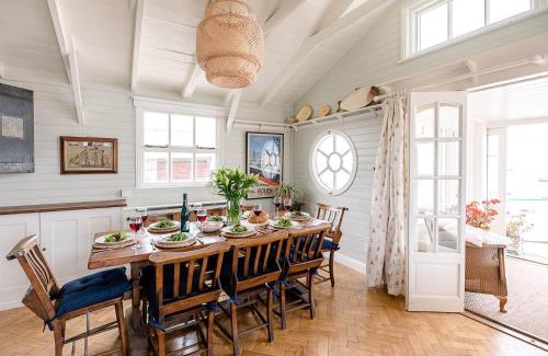 Felixstowe Casa | The Boathouse in Felixstowe Ferry - Stunning Waterfront Property