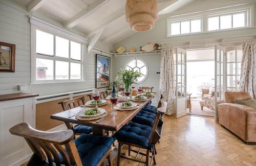 Felixstowe Casa | The Boathouse in Felixstowe Ferry - Stunning Waterfront Property