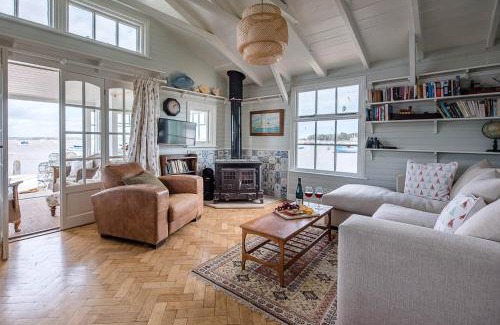 Felixstowe Casa | The Boathouse in Felixstowe Ferry - Stunning Waterfront Property