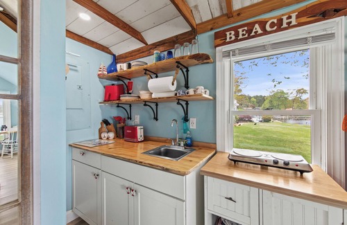 Selbyville Cabaña | The Boathouse on the Creek