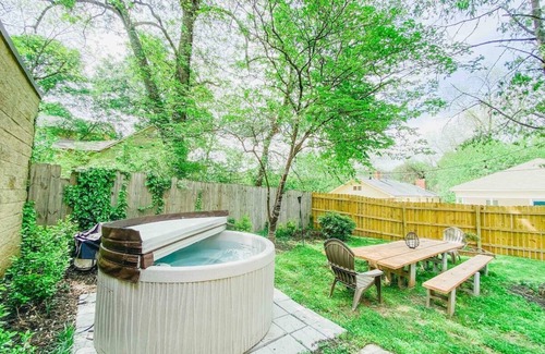 Peoplestown Villa | The Bohemian Villa - 7000sq ft Ping Pong Hot Tub - 8 bedrooms Sleeps 30