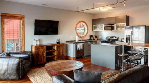 Waves Apartamento | The Boiler - 3-Bedroom, 3-Bathroom Penthouse Suite at REAL Watersports