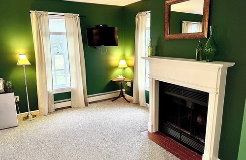 Warrensburg Casa | The Bond Inn Room #1