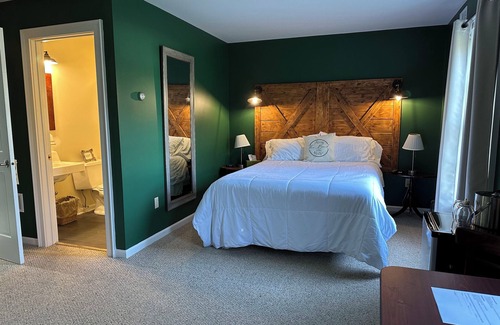 Warrensburg Casa | The Bond Inn Room #1