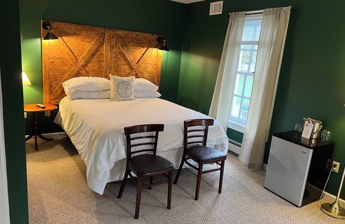 Warrensburg Casa | The Bond Inn Room #1