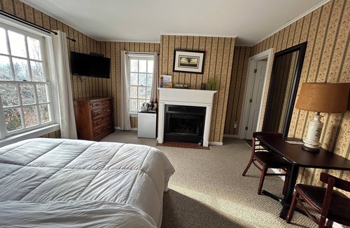 Warrensburg Hotel | The Bond Inn Room #9