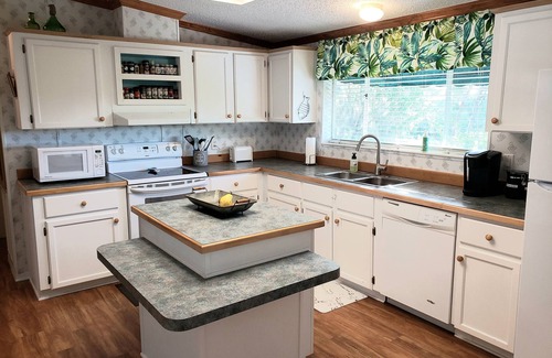 Crystal River Casa | The Bonefish—Mellow Ozello Canal Stilt Home—Kayaks, Dock, King Beds, Gulf Access