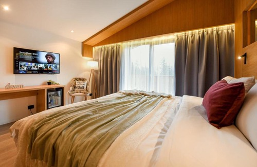 Cioplea Apartamento | THE BOOK KEEPER Relaxed Hotel Room in Predeal