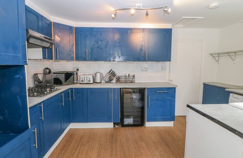 Colwyn Bay Casa | THE BOOKCASE, pet friendly, character holiday cottage in Colwyn Bay