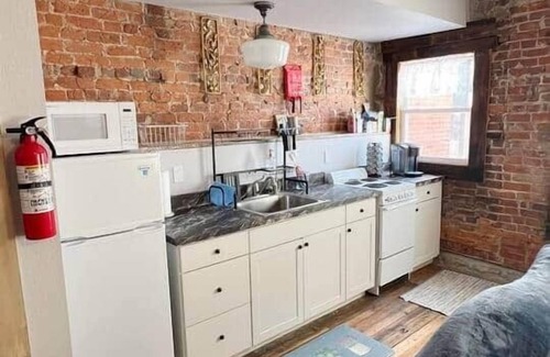 Rolla Apartamento | The Bookend Loft Above Perched above historic Pine Street in downtown Rolla