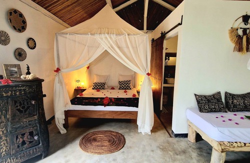 Nosy Boraha Cabina | The Boraha Beach Lodge with kitchen, staff, WIFI, on the beach, fully equipped