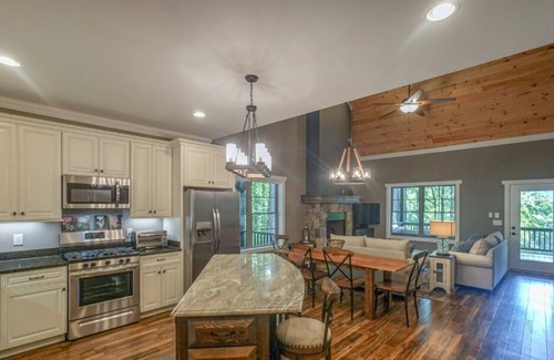 Frank Casa | The Boulders at Linville Falls Mountain Club - hot tub,screened porch, fire pit, Disc Golf