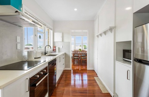 Mount Wellington Casa | The Brickstone Home with Deck and Parking