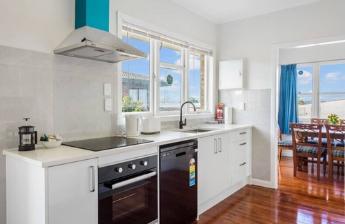 Mount Wellington Casa | The Brickstone Home with Deck and Parking