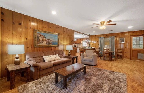 Hattiesburg Casa | The Brady Bunch House: 6 Bedrooms / 4 Bathrooms / Game Room and Screened Porch!