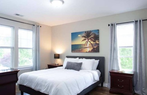 Chic's Beach Casa | The Breeze ⭐️ 3BR Beach Home w/Balcony & King bed