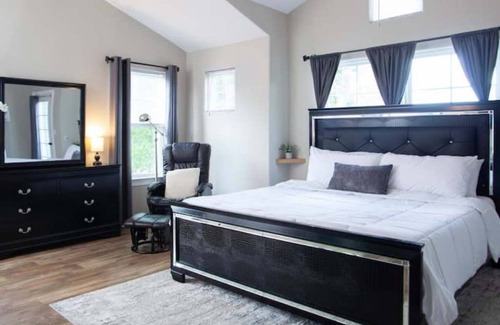 Chic's Beach Casa | The Breeze ⭐️ 3BR Beach Home w/Balcony & King bed