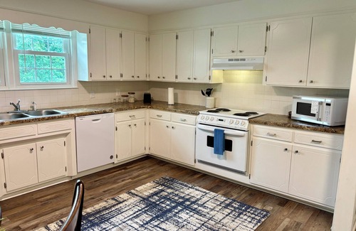 Boiling Springs Casa | The Brick Haven - Charming red brick retreat 3 Bdr home with gameroom & sunroom