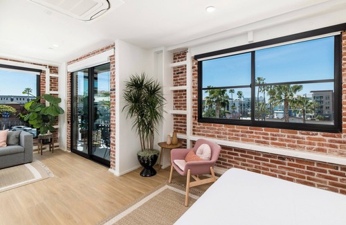 Townsite Hotel | The Brick Hotel