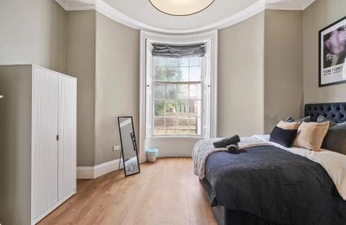 Wakefield Apartamento | The Bridgeton in Wakefield Apartment - Parking