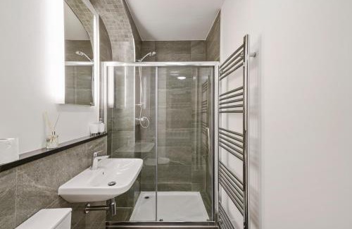 Wakefield Apartamento | The Bridgeton in Wakefield Apartment - Parking