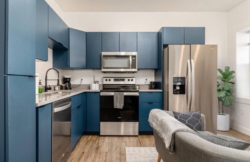 Near East Columbus Apartamento | The Broad - Modern Design kitchen & Pet Friendly